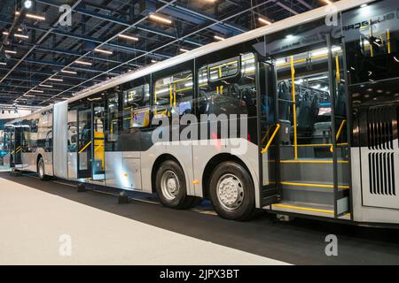 Fahrzeug Caio Millennium V Super-Gelenkbus auf dem Display auf der LAT.BUS 2022, in der Stadt São Paulo statt. Stockfoto