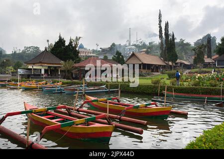 BALI, INDONESIEN, 15. MAI 2017;der Ulun Danu Beratan Tempel ist ein berühmtes malerisches Wahrzeichen auf der westlichen Seite des Beratan Sees, Bali Stockfoto