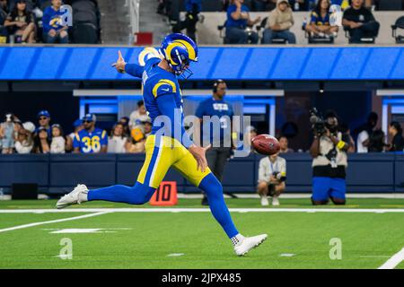 Los Angeles Rams-Spieler Riley Dixon (11) puntet während eines Vorsaison-Spiels der NFL gegen die Houston Texans, Freitag, 19. August 2022, im SoFi Stadium, In Zoll Stockfoto