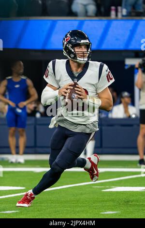 Houston Texans Quarterback Davis Mills (10) rollt aus, um während eines Vorsaison-Spiels der NFL gegen die Los Angeles Rams, Freitag, 19. August 2022, zu passieren Stockfoto