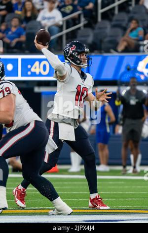 Houston Texans Quarterback Davis Mills (10) wirft während eines Vorsaison-Spiels der NFL gegen die Los Angeles Rams, Freitag, 19. August 2022, im SoFi Stadium, Stockfoto