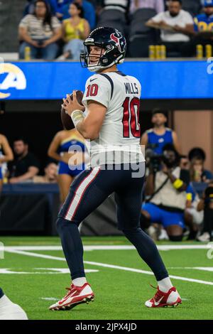 Houston Texans Quarterback Davis Mills (10) wirft während eines Vorsaison-Spiels der NFL gegen die Los Angeles Rams, Freitag, 19. August 2022, im SoFi Stadium, Stockfoto
