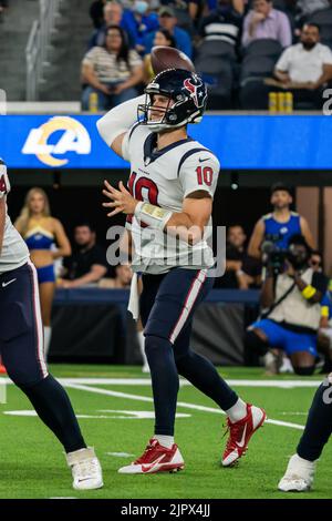 Houston Texans Quarterback Davis Mills (10) wirft während eines Vorsaison-Spiels der NFL gegen die Los Angeles Rams, Freitag, 19. August 2022, im SoFi Stadium, Stockfoto