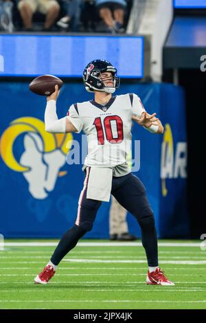 Houston Texans Quarterback Davis Mills (10) wirft während eines Vorsaison-Spiels der NFL gegen die Los Angeles Rams, Freitag, 19. August 2022, im SoFi Stadium, Stockfoto