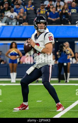 Houston Texans Quarterback Davis Mills (10) wirft während eines Vorsaison-Spiels der NFL gegen die Los Angeles Rams, Freitag, 19. August 2022, im SoFi Stadium, Stockfoto