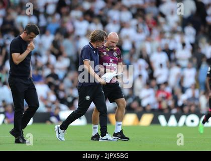 Craven Cottage, Fulham, London, Großbritannien. 20. August 2022. Premier League Football, Fulham gegen Brentford: Brentford-Manager Thomas Frank im Gespräch mit Brentford-Assistent, Brian Riemer, First Team Head Coach, zur Halbzeit Credit: Action Plus Sports/Alamy Live News Stockfoto