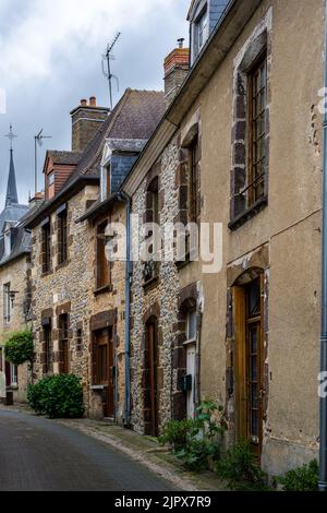 FRESNAY-SUR-SARTHE, FRANKREICH - 27.. MAI 2022: Straße mit schönen traditionellen Steinhäusern Stockfoto