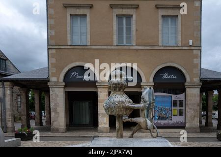 FRESNAY-SUR-SARTHE, FRANKREICH - 27.. MAI 2022: Der Löwenbrunnen, Symbol von Wilhelm dem Eroberer, vor der alten Markthalle. Der Löwe hält ein Stockfoto