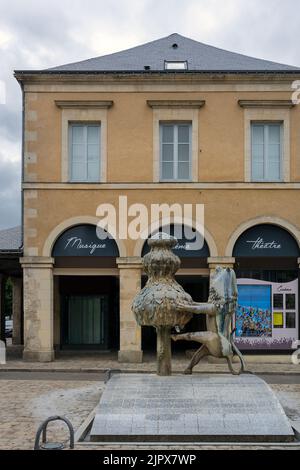 FRESNAY-SUR-SARTHE, FRANKREICH - 27.. MAI 2022: Der Löwenbrunnen, Symbol von Wilhelm dem Eroberer, vor der alten Markthalle. Der Löwe hält ein Stockfoto