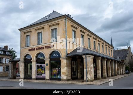 FRESNAY-SUR-SARTHE, FRANKREICH - 27.. MAI 2022: Alte Markthalle und ihre Säulen an einem bewölkten Nachmittag Stockfoto