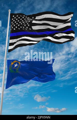 Dünne blaue Linienflagge der USA mit kleinerer Flagge des Bundesstaates Nevada, USA bei bewölktem Himmel. Vereinigte Staaten von Amerika Polizeiflagge. Platz für Vertic kopieren Stockfoto