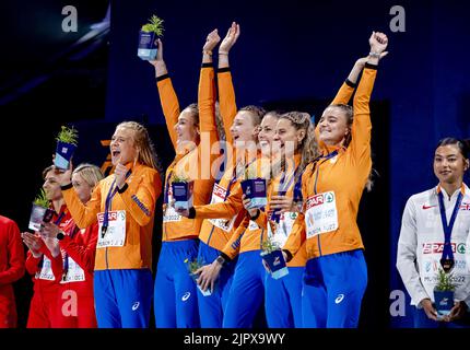 MÜNCHEN - Andrea Bouma, Lieke Klaver, Femke Bol, Eveline Saalberg, Laura de Witte und Lisanne de Witte mit ihren Goldmedaillen bei der Zeremonie der letzten 4x400-Meter-Staffel am zehnten Tag der Mehreuropameisterschaft. Die deutsche Stadt München wird 2022 eine kombinierte Europameisterschaft verschiedener Sportarten veranstalten. ANP ROBIN VAN LONKHUIJSEN Stockfoto