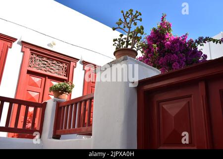 Mykonos-Stadtstraße, Chora, Mykonos-Insel, Griechenland.weiß getünchte, gepunktete Gasse in der Altstadt, griechische Kykladen-Inseln. Stockfoto