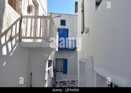 Mykonos-Stadtstraße, Chora, Mykonos-Insel, Griechenland.weiß getünchte, gepunktete Gasse in der Altstadt, griechische Kykladen-Inseln. Stockfoto