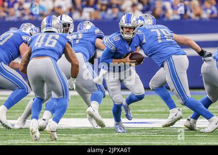 Indianapolis, Indiana, USA. 20. August 2022. Der Detroit Lions Quarterback David Blough (10) spielt im Vorsaison-Spiel zwischen den Detroit Lions und den Indianapolis Colts im Lucas Oil Stadium, Indianapolis, Indiana. (Bild: © Scott Stuart/ZUMA Press Wire) Stockfoto