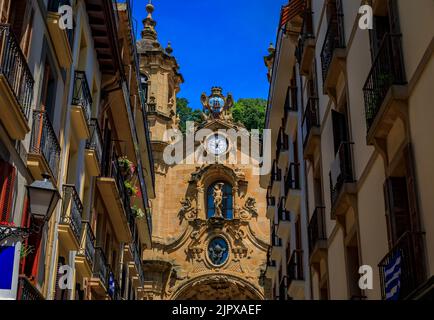 San Sebastian, Spanien - Juni 26 2021: Basilika Santa Maria del Angelic Choir, katholische Kirche aus dem 18.. Jahrhundert mit kunstvoll geschnitzten Außentüren Stockfoto