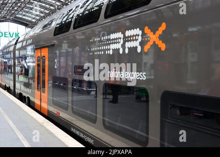 Rhein-Ruhr-Express RRX von National Express im Hauptbahnhof , Nordrhein-Westfalen, Deutschland, Köln Stockfoto