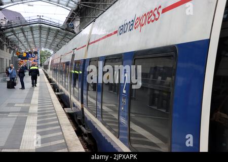 Bombardier Talent Triebwagen von National Express im Hauptbahnhof, Nordrhein-Westfalen, Deutschland, Köln Stockfoto