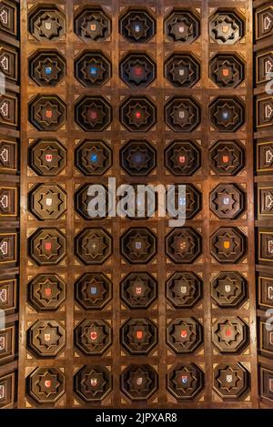 Detail der restaurierten Decke der Kirche Santa Maria del Castillo in Buitrago de Lozoya Stockfoto