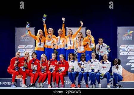 MÜNCHEN - Andrea Bouma, Lieke Klaver, Femke Bol, Eveline Saalberg, Laura de Witte und Lisanne de Witte mit ihren Goldmedaillen bei der Zeremonie der letzten 4x400-Meter-Staffel am zehnten Tag der Mehreuropameisterschaft. Die deutsche Stadt München wird 2022 eine kombinierte Europameisterschaft verschiedener Sportarten veranstalten. ANP ROBIN VAN LONKHUIJSEN Stockfoto