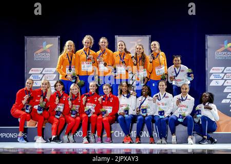 MÜNCHEN - Andrea Bouma, Lieke Klaver, Femke Bol, Eveline Saalberg, Laura de Witte und Lisanne de Witte mit ihren Goldmedaillen bei der Zeremonie der letzten 4x400-Meter-Staffel am zehnten Tag der Mehreuropameisterschaft. Die deutsche Stadt München wird 2022 eine kombinierte Europameisterschaft verschiedener Sportarten veranstalten. ANP ROBIN VAN LONKHUIJSEN Stockfoto