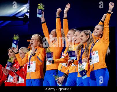 MÜNCHEN - Andrea Bouma, Lieke Klaver, Femke Bol, Eveline Saalberg, Laura de Witte und Lisanne de Witte mit ihren Goldmedaillen bei der Zeremonie der letzten 4x400-Meter-Staffel am zehnten Tag der Mehreuropameisterschaft. Die deutsche Stadt München wird 2022 eine kombinierte Europameisterschaft verschiedener Sportarten veranstalten. ANP ROBIN VAN LONKHUIJSEN Stockfoto