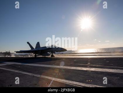 220817-N-EL850-1112 ATLANTIK (AUG 17, 2022) eine an Strike Fighter Squadron (VFA) 86 angeschlossene F/A-18E Super Hornet startet vom Flugdeck des Nimitz-Klasse-Flugzeugträgers USS George H.W. aus Bush (CVN 77), 17. August 2022. The George H.W. Die Bush Carrier Strike Group (CSG) ist ein integriertes Kampfwaffensystem, das überlegene Kampffähigkeit bietet, um Amerikas Gegner zur Unterstützung der nationalen Sicherheit abzuschrecken und erforderlichenfalls zu besiegen. Carrier Air Wing (CVW) 7 ist die offensive Luft- und Schlagkomponente von CSG-10 und der George H.W. Bush CSG. Die Staffeln von CVW-7 sind VFA-143, VFA-10 Stockfoto