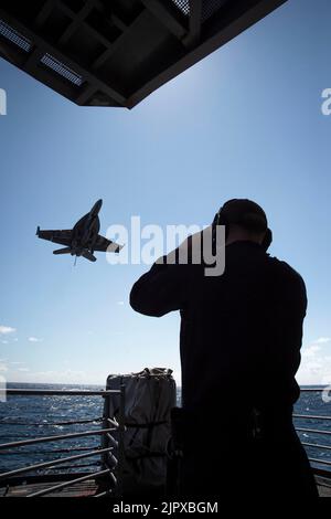 220817-N-FQ994-1012 ATLANTIK (AUG 17, 2022) Machinist’s Mate (Nuclear) 3. Klasse Arien Wilkinsbeck steht achterachtsam an Bord der Nimitz-Klasse Flugzeugträger USS George H. W. Bush (CVN 77) 17. August 2022. George H.W. Bush stellt der nationalen Kommandobehörde flexible, anpassungsfähige Kampffähigkeit als Flaggschiff einer Trägerstreikgruppe zur Verfügung, die maritime Stabilität und Sicherheit aufrechterhält, um den Zugang zu gewährleisten, Aggressionen abzuschrecken und die Interessen der USA, der Alliierten und der Partner zu verteidigen. (USA Navy Foto von Mass Communication Specialist 1. Klasse Robert S. Preis) Stockfoto