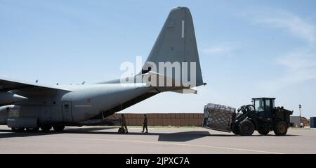 LUFTWAFFENSTÜTZPUNKT NIGER 201, Niger - Mitglieder der italienischen Luftwaffe, die derzeit auf Niamey, Luftwaffenstützpunkt Niger 101, stationiert sind, geben Fracht auf dem Luftwaffenstützpunkt Niger 201 ab, 18. August 2022. Neben den USA, Frankreich und Deutschland ist Italien ein eingeladener Gast der Regierung von Niger, jeder mit seinen eigenen strategischen Zielen. (USA Foto der Luftwaffe von Staff Sgt. Alexandra M. Longfellow) Stockfoto