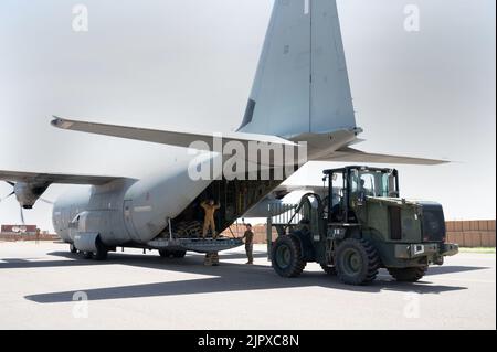 NIGERISCHER LUFTWAFFENSTÜTZPUNKT 201, Niger - Mitglieder der italienischen Luftwaffe, die derzeit auf Niamey, nigerischem Luftwaffenstützpunkt 101, Niger, stationiert sind, geben Fracht auf dem nigerischen Luftwaffenstützpunkt 201 ab, 18. August 2022. Neben den USA, Frankreich und Deutschland ist Italien ein eingeladener Gast der Regierung von Niger, jeder mit seinen eigenen strategischen Zielen. Die italienische Präsenz auf der ab 101 bietet nigrischen und italienischen Truppen die Möglichkeit, nebeneinander zu trainieren und zu arbeiten. (USA Foto der Luftwaffe von Staff Sgt. Alexandra M. Longfellow) Stockfoto