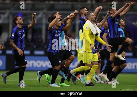 Mailand, Italien. 20. August 2022. Die Spieler des FC Internazionale feiern vor ihren Fans nach dem Sieg in der Serie A im Jahr 3-0 bei Giuseppe Meazza, Mailand. Bildnachweis sollte lauten: Jonathan Moscrop/Sportimage Kredit: Sportimage/Alamy Live News Stockfoto