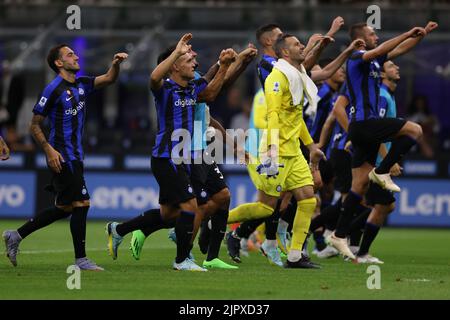 Mailand, Italien. 20. August 2022. Die Spieler des FC Internazionale feiern vor ihren Fans nach dem Sieg in der Serie A im Jahr 3-0 bei Giuseppe Meazza, Mailand. Bildnachweis sollte lauten: Jonathan Moscrop/Sportimage Kredit: Sportimage/Alamy Live News Stockfoto