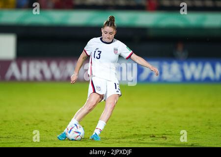 Alajuela, Costa Rica. 17. August 2022. Alajuela, Costa Rica, August 17. 2022: Olivia Moltrie (13 USA) schießt den Ball während des FIFA U20 Womens World Cup Costa Rica 2022 Fußballspiels zwischen den USA und Japan bei Morera Soto in Alajuela, Costa Rica. (Daniela Porcelli/SPP) Quelle: SPP Sport Press Foto. /Alamy Live News Stockfoto