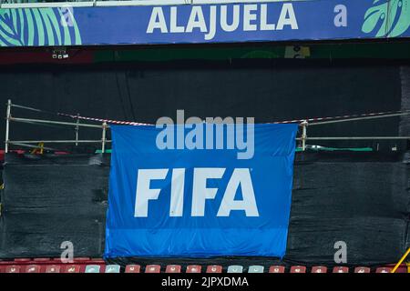 Alajuela, Costa Rica. 17. August 2022. Alajuela, Costa Rica, August 17. 2022: FIFA-Banner während der FIFA U20 Frauen-Weltmeisterschaft Costa Rica 2022 zwischen den USA und Japan im Morera Soto in Alajuela, Costa Rica. (Daniela Porcelli/SPP) Quelle: SPP Sport Press Foto. /Alamy Live News Stockfoto