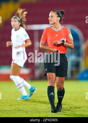 Alajuela, Costa Rica. 17. August 2022. Alajuela, Costa Rica, August 17. 2022: Schiedsrichterin Marta Huerta de Aza (Spanien) während des FIFA U20 Womens World Cup Costa Rica 2022 Fußballspiels zwischen den USA und Japan bei Morera Soto in Alajuela, Costa Rica. (Daniela Porcelli/SPP) Quelle: SPP Sport Press Foto. /Alamy Live News Stockfoto