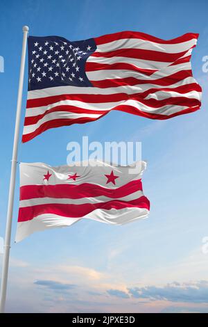 Große offizielle Flagge der USA mit kleinerer Flagge des Staates District of Columbia, USA bei bewölktem Himmel. Vereinigte Staaten von Amerika patriotische concep Stockfoto