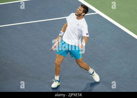 Mason, Ohio, USA. 19. August 2022. Cameron Norrie feiert den Sieg über Carlos Alvarez während des Tennisturniers der Western und Southern Open. (Bild: © Wally Nell/ZUMA Press Wire) Stockfoto