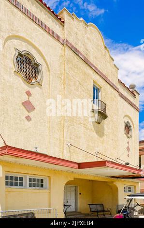 Das alte A&G Theater ist am 13. August 2022 in Bay Saint Louis, Mississippi, abgebildet. Das historische Theater wurde 1927 im spanischen Kolonialstil erbaut. Stockfoto