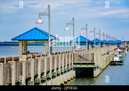 Der Jimmy Rutherford Fishing Pier ist am Bay Saint Louis Municipal Harbour am 13. August 2022 in Bay Saint Louis, Mississippi, abgebildet. Stockfoto
