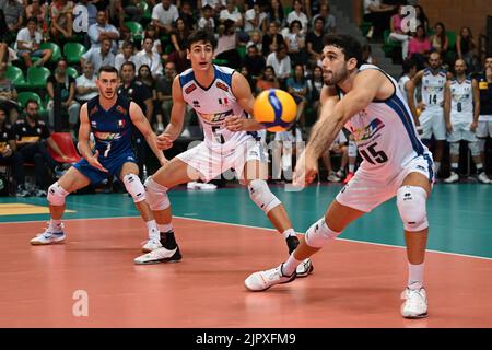 Cuneo, Cuneo, Italien, 20. August 2022, Fabio Balaso (Italien) - Alessandro Michieletto (Italien) - Daniele Lavia (Italien) während des DHL Test Match Turniers - Italien vs Japan - Volleyball Intenationals Stockfoto