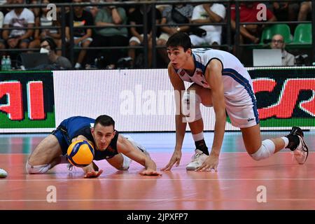 Cuneo, Cuneo, Italien, 20. August 2022, Fabio Balaso (Italien) - Alessandro Michieletto (Italien) während des DHL Test Match Tournaments - Italien vs Japan - Volleyball Intenationals Stockfoto