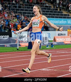 München, Deutschland. 20. August 2022. Europameisterschaften, Leichtathletik, 4 x 400m Staffel, Frauen, Finale im Olympiastadion, Femke Bol aus den Niederlanden überquert die Ziellinie. Quelle: Sven Hoppe/dpa/Alamy Live News Stockfoto