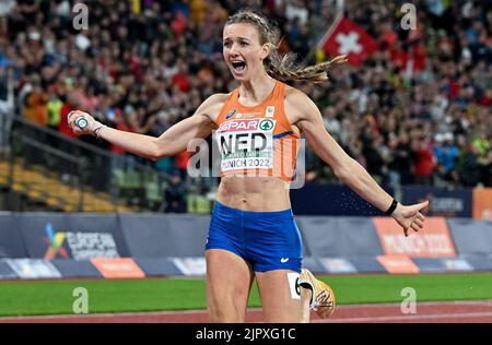 München, Deutschland. 20. August 2022. Europameisterschaften, Leichtathletik, 4 x 400m Staffel, Frauen, Finale im Olympiastadion, Femke Bol aus den Niederlanden überquert die Ziellinie. Quelle: Sven Hoppe/dpa/Alamy Live News Stockfoto