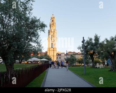 Barocke Kirche Clérigos und Turm aus Sicht des Jardim das Oliveiras (Garten der Olivenbäume) in Porto, Portugal. Stockfoto