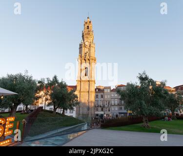 Barocke Kirche Clérigos und Turm aus Sicht des Jardim das Oliveiras (Garten der Olivenbäume) in Porto, Portugal. Stockfoto