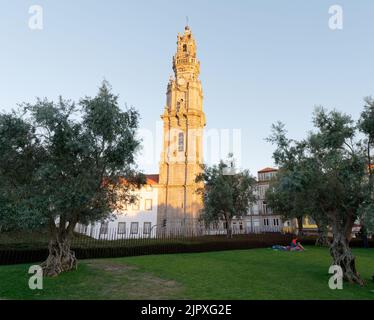 Barocke Kirche Clérigos und Turm aus Sicht des Jardim das Oliveiras (Garten der Olivenbäume) in Porto, Portugal. Stockfoto