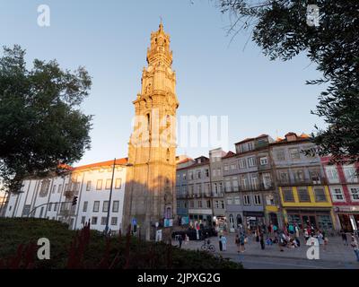 Barocke Kirche Clérigos und Turm aus Sicht des Jardim das Oliveiras (Garten der Olivenbäume) in Porto, Portugal. Stockfoto