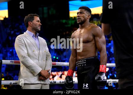 Anthony Joshua (rechts) und der Boxpromoter Eddie Hearn während der ukrainischen Nationalhymne vor der World Heavyweight Championship WBA Super IBF, IBO und WBO kämpfen im King Abdullah Sport City Stadium in Jeddah, Saudi-Arabien gegen Oleksandr Usyk. Bilddatum: Samstag, 20. August 2022. Stockfoto