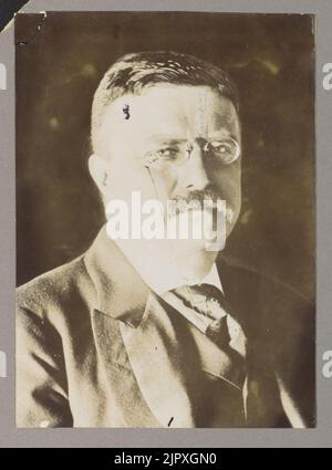 Theodore Roosevelt, Pres, Kopf und Schultern hoch, nach rechts Stockfoto