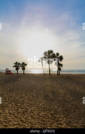 Sonnenuntergang am Strand von Chipiona in Andalusien. Stockfoto